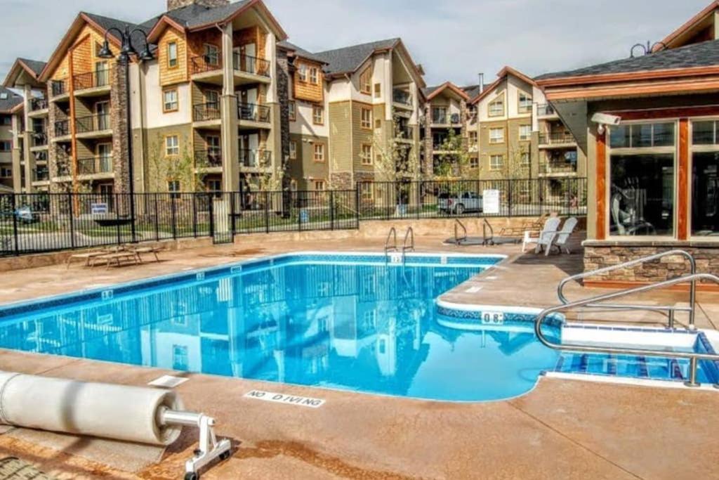 Rustic Modern 2 Bed 2 Bath With Lakeview Pool And Hot Tub Invermere Extérieur photo